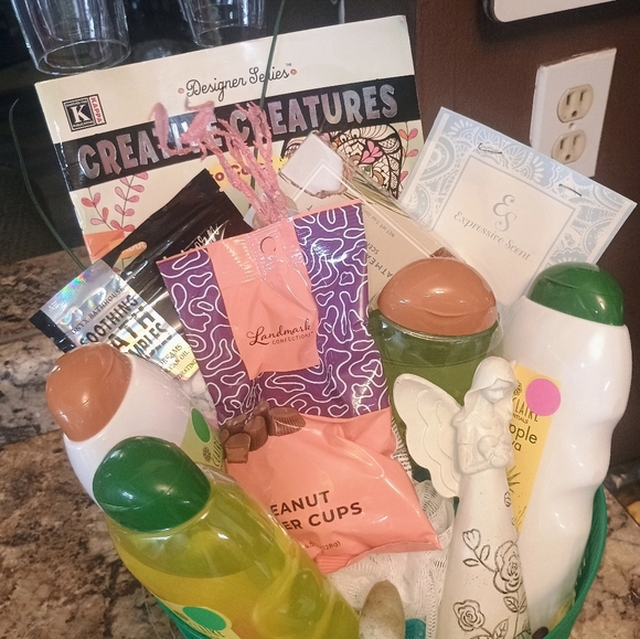 Women's Custom Gift Basket Pamper Me Papaya Pineapple Spa Basket - Picture 3 of 6